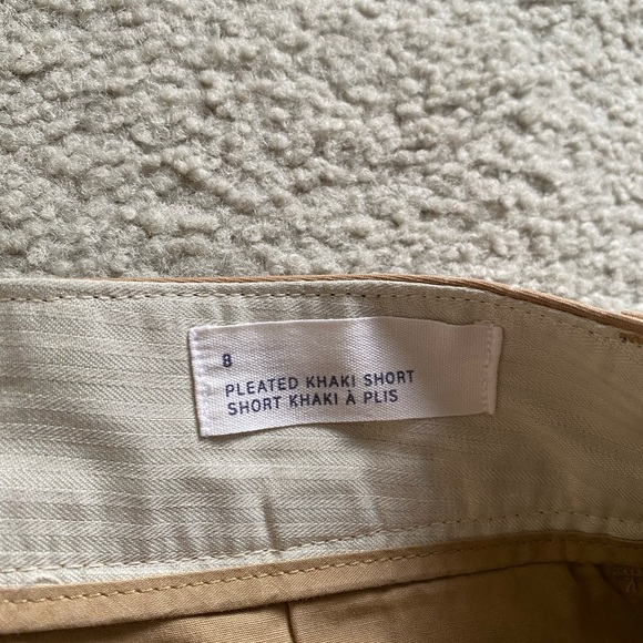 GAP High-Rise Pleated Khaki Shorts in Light Brown - Picture 5 of 7